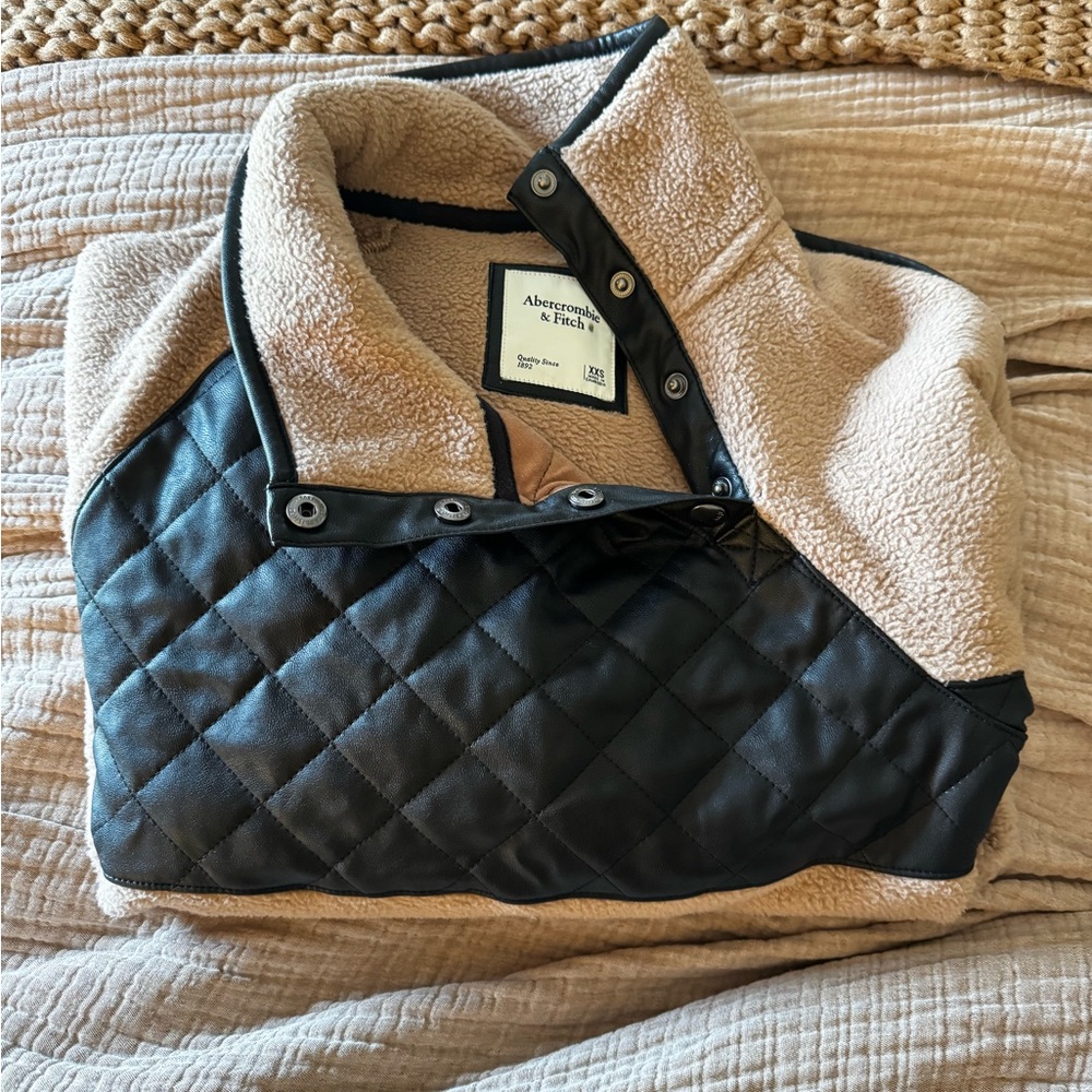 Abercrombie & Fitch Beige and Black Quilted Pullover